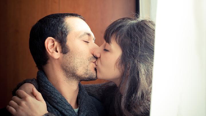 男友接吻时喜欢伸舌头为什么？男友接吻时喜欢伸舌头代表什么